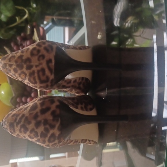 8.5 GUESS HEELS 👠 - Picture 3 of 4